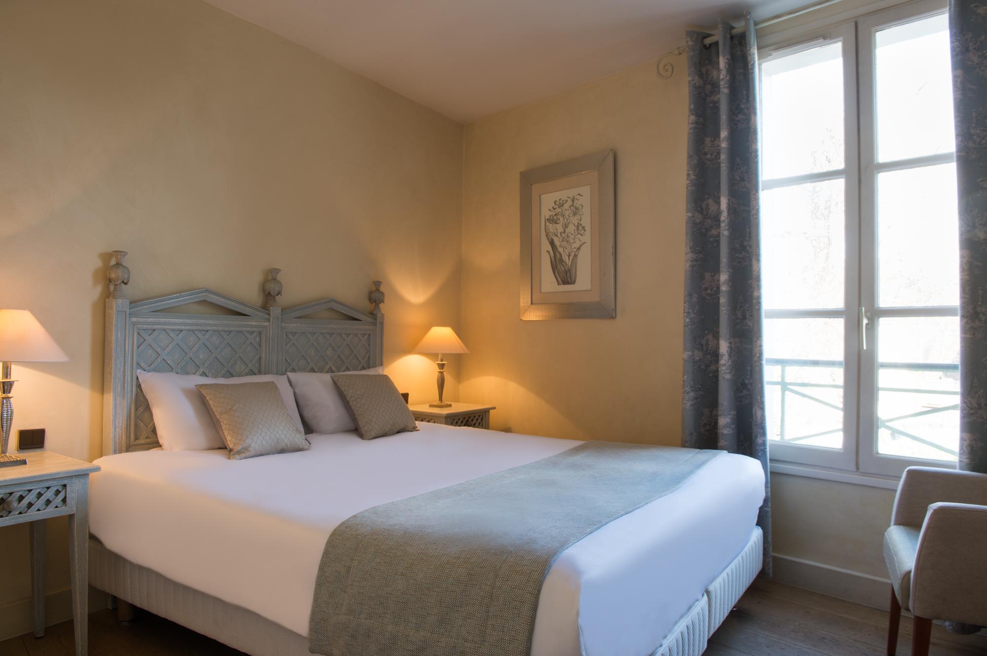 Hotel Aux Vieux Remparts, The Originals Relais Provins Esterno foto