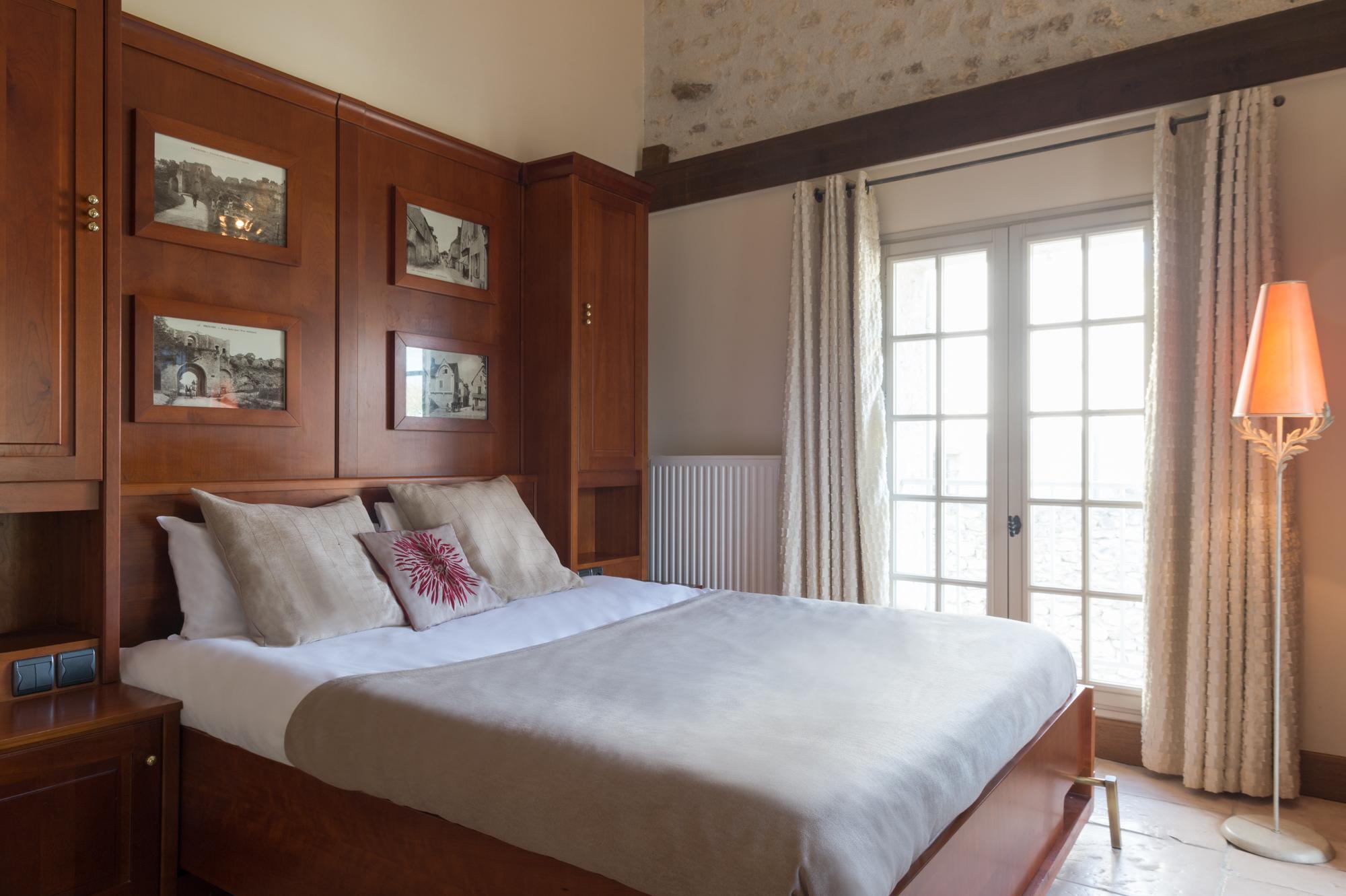 Hotel Aux Vieux Remparts, The Originals Relais Provins Esterno foto