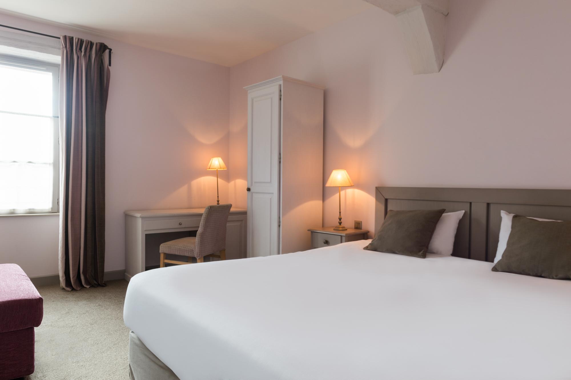 Hotel Aux Vieux Remparts, The Originals Relais Provins Esterno foto