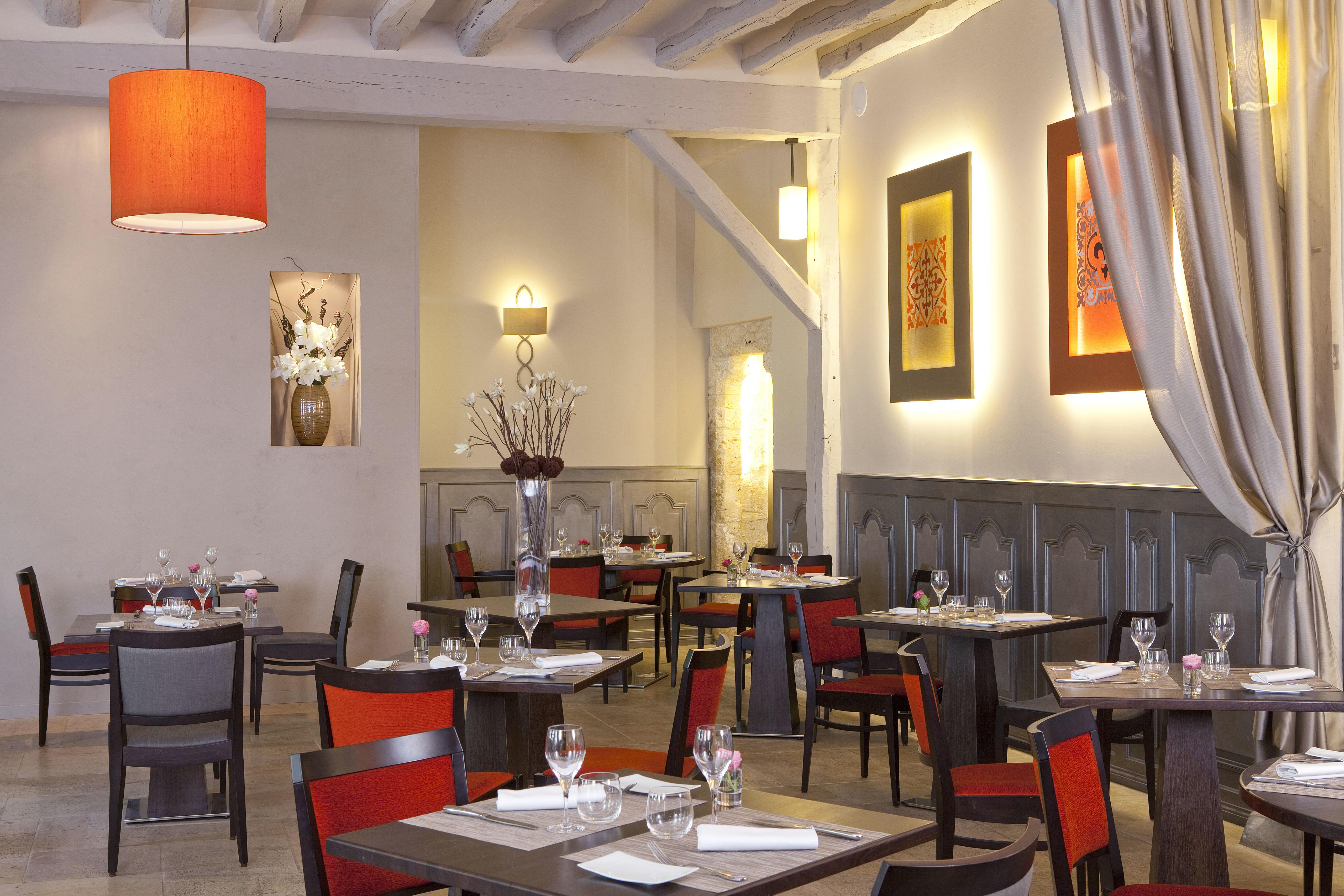 Hotel Aux Vieux Remparts, The Originals Relais Provins Esterno foto