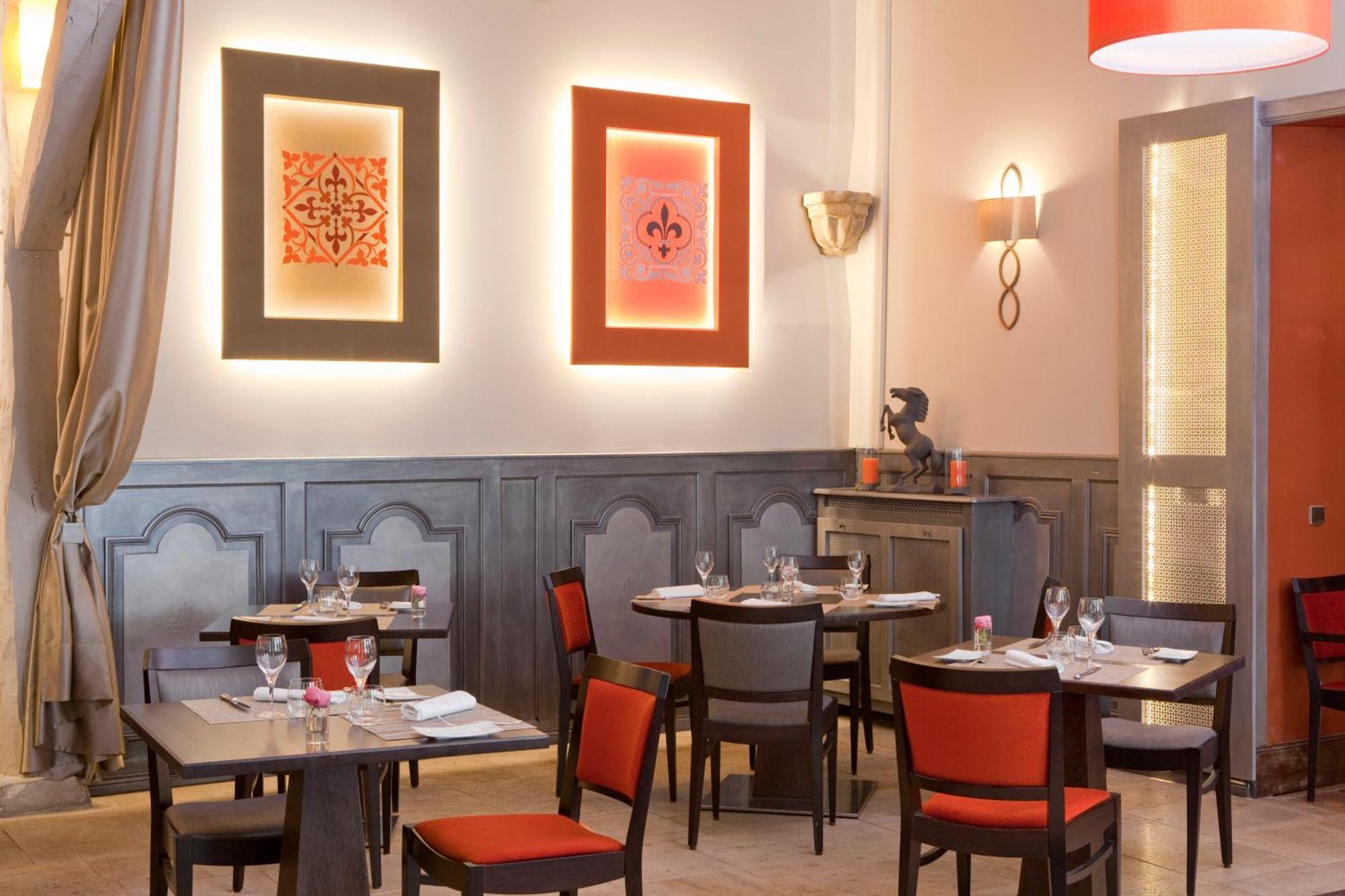 Hotel Aux Vieux Remparts, The Originals Relais Provins Esterno foto