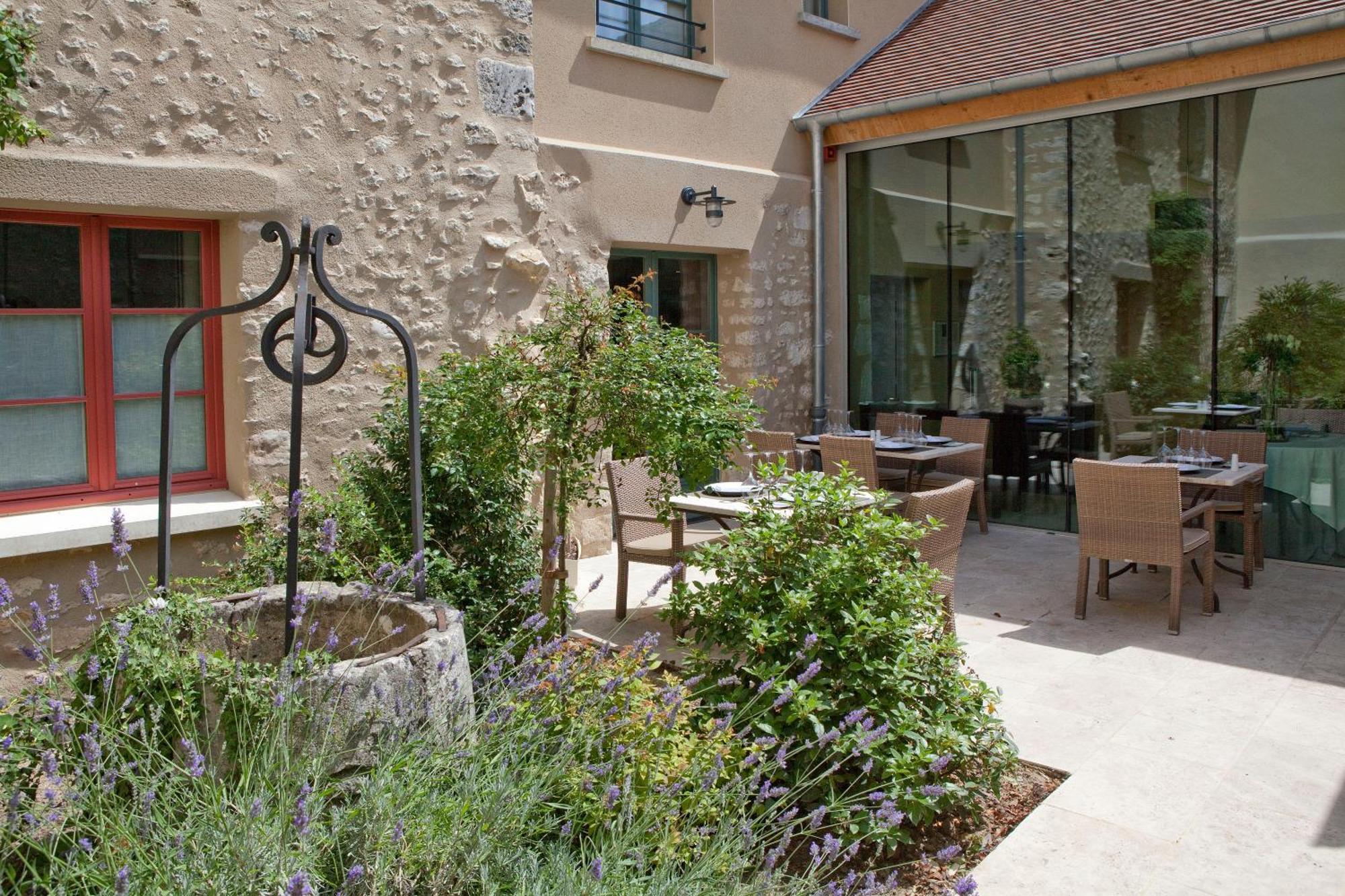 Hotel Aux Vieux Remparts, The Originals Relais Provins Esterno foto