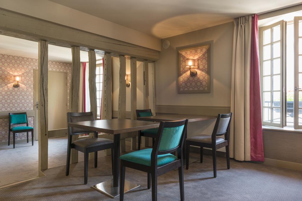Hotel Aux Vieux Remparts, The Originals Relais Provins Esterno foto