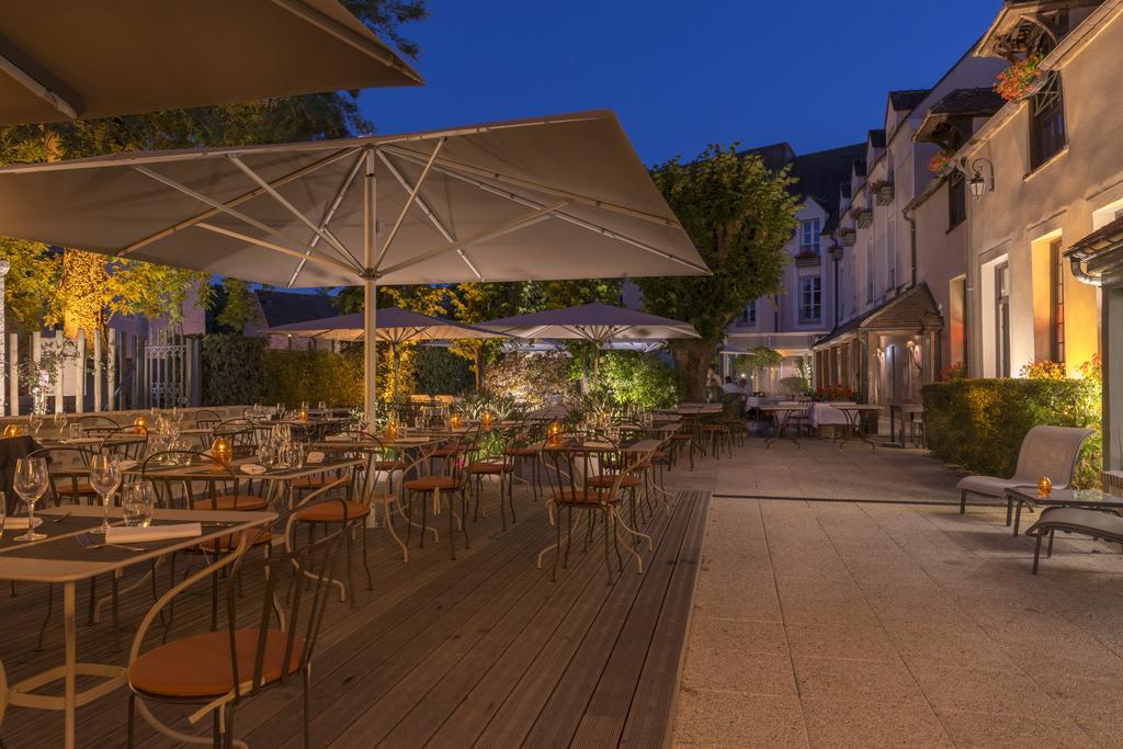 Hotel Aux Vieux Remparts, The Originals Relais Provins Esterno foto