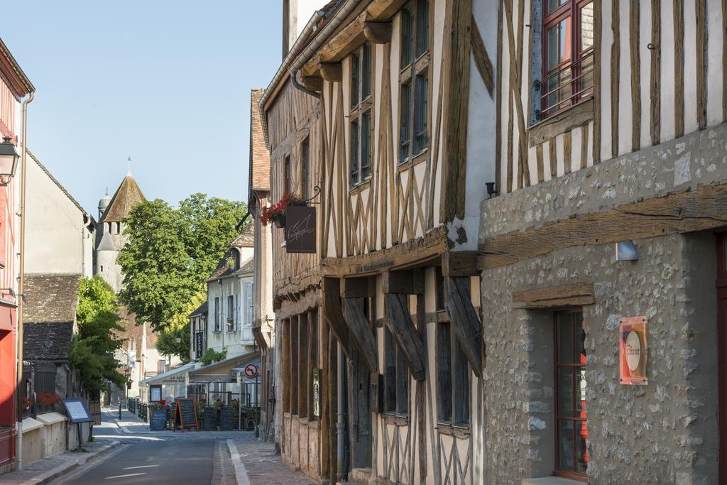 Hotel Aux Vieux Remparts, The Originals Relais Provins Esterno foto