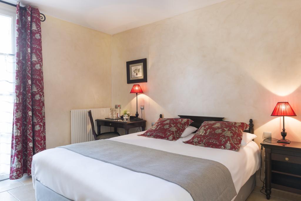 Hotel Aux Vieux Remparts, The Originals Relais Provins Esterno foto